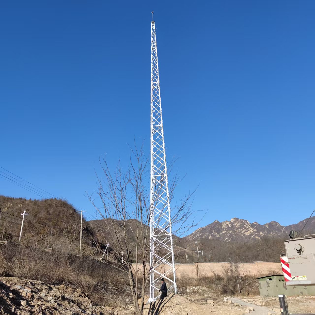 某部队训练场安装避雷塔